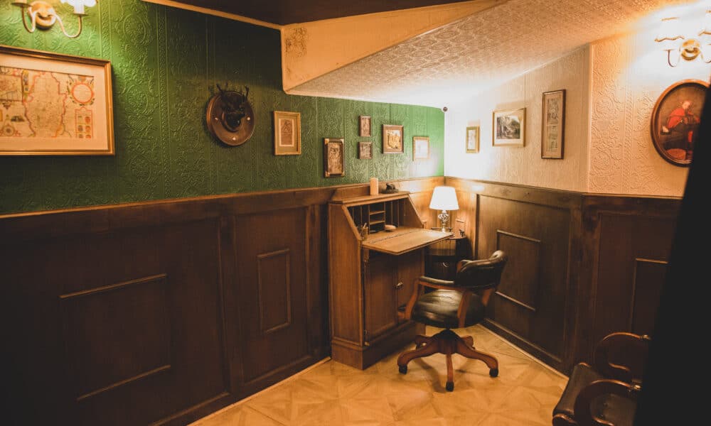 Escapologic room with desk